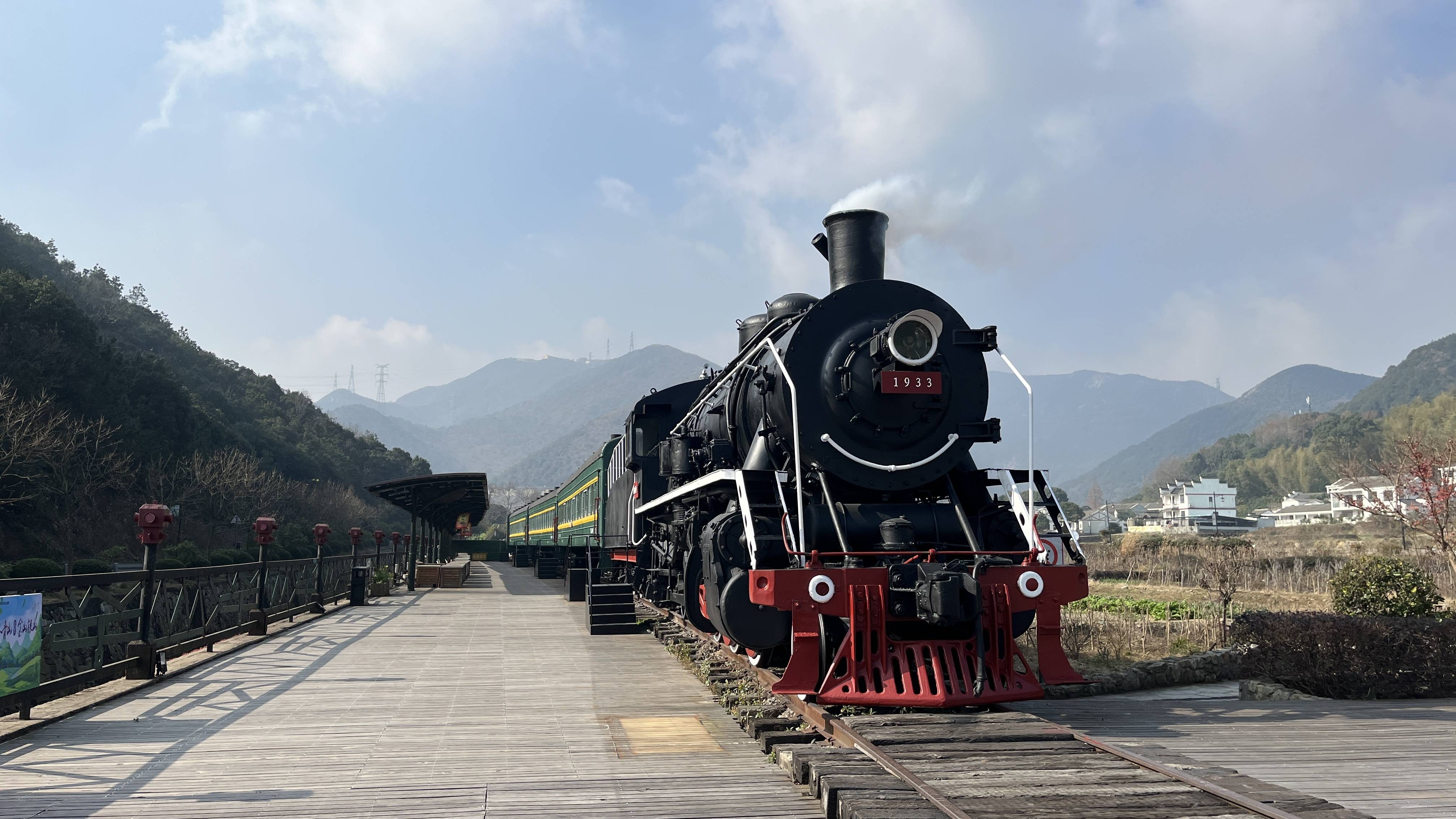 经过近5个月的提升改造,定海区干览镇南洞艺谷景区"功勋号"列车即将