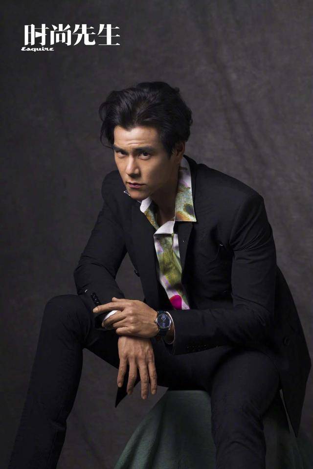 彭于晏最新大片背头港风十足 五官硬朗展成熟男性魅力_毛衣_西装_照片