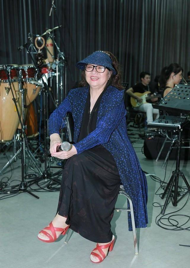 徐小凤不像古稀老人穿花裙配印花风衣气韵仍然挺足的