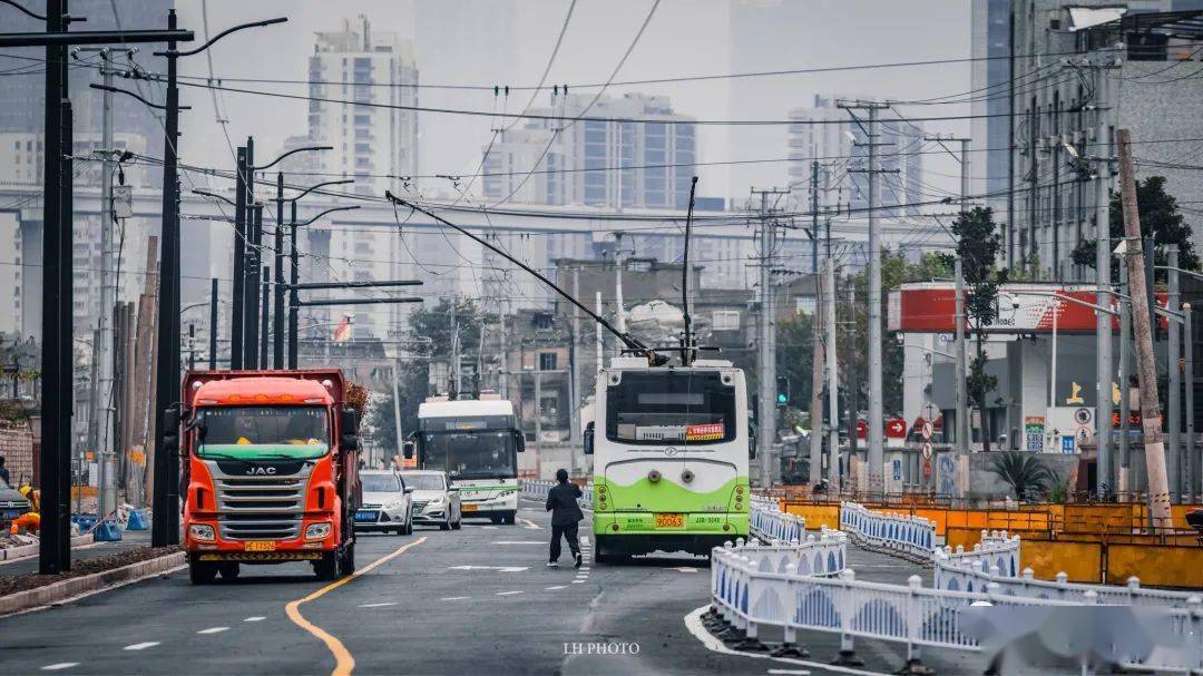 杨树浦路大修赶工期28路辫子车你走慢点