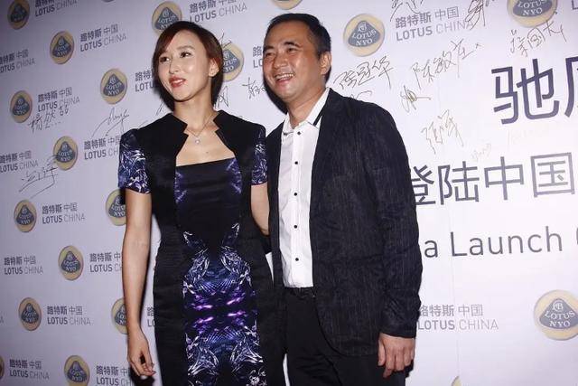 胡静携老公现身活动,穿个裹身礼服外面还套个马甲,却显得壮硕_身材_的