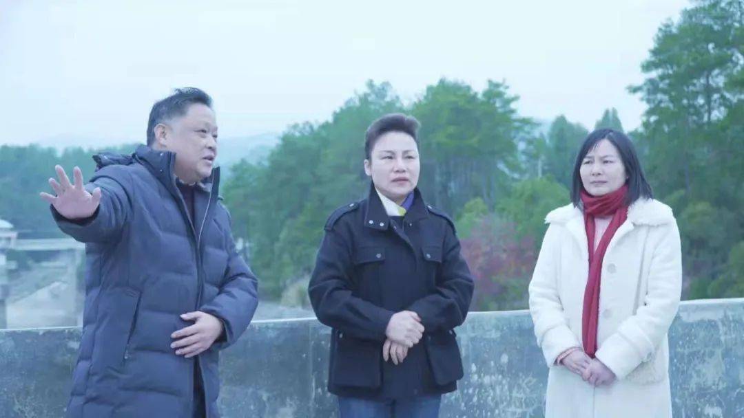 12月27日,县委书记,县总河长黄卫东带队开展县级总河长巡河工作,履行"