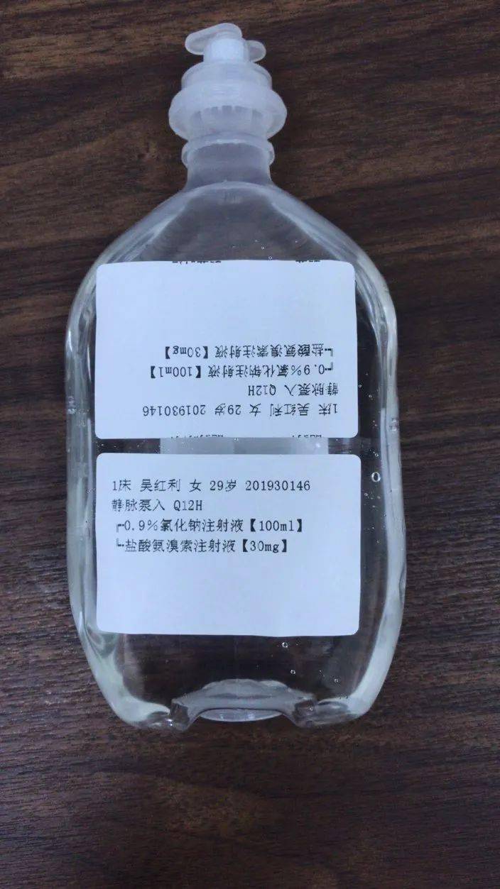 溶液装瓶贴标签图片