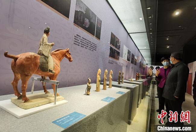 甘肃办“百年考古展”：457件文物述“寻根之旅”