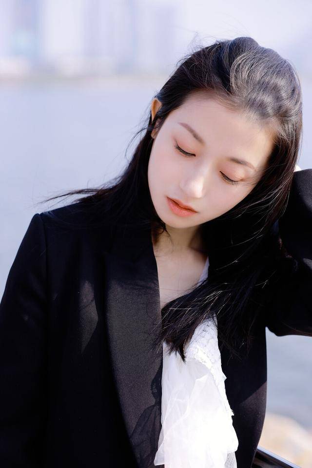 穿黑西服的美女,很酷很飒,黑色调能够提升女人气质_西服_美女_黑色