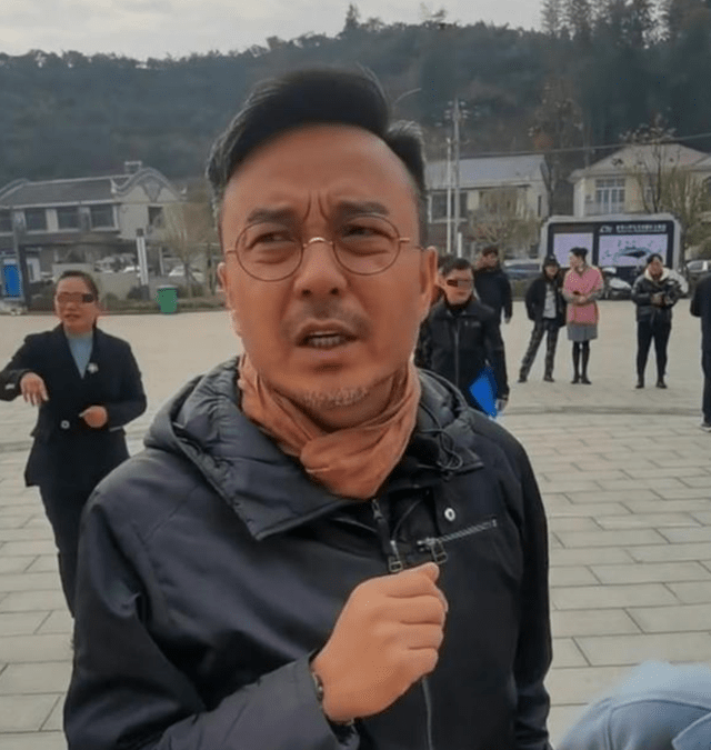 47岁汪涵吆喝卖布,头发花白皱纹明显,网友:头发薅了就是徐峥_围巾