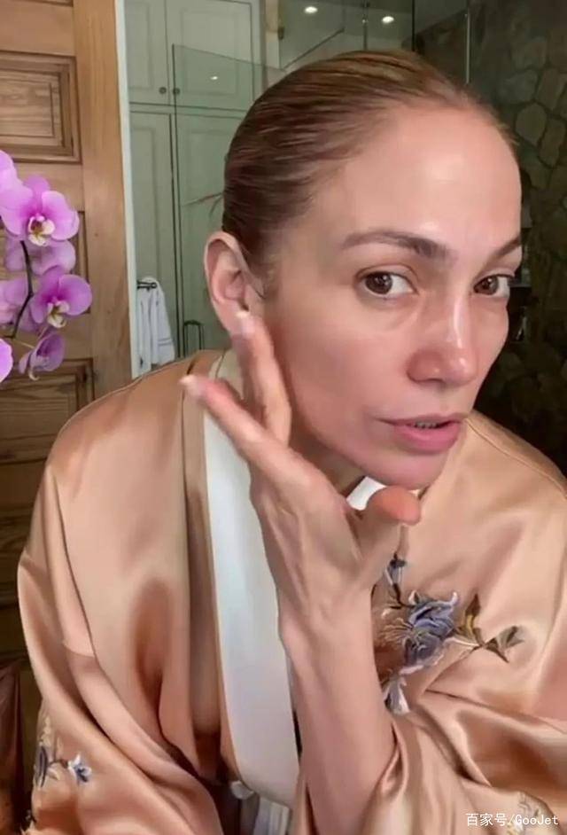 詹妮弗·洛佩兹穿着睡袍在卫生间直播,素颜上阵介绍精华液_皮肤_lopez