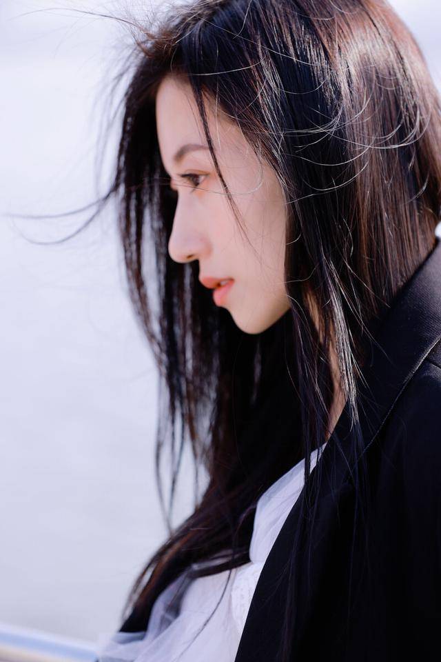 穿黑西服的美女,很酷很飒,黑色调能够提升女人气质_西服_美女_黑色