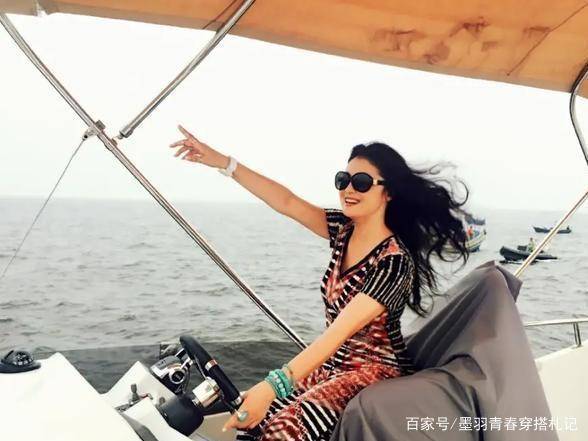 谢大脚终于瘦了穿条纹裙开游艇张开双臂头发随风飘风情迷人