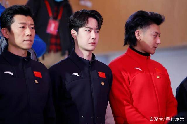 王一博亲自给杨倩颁发证书和黄子韬站在一起太冷鼻子冻得通红