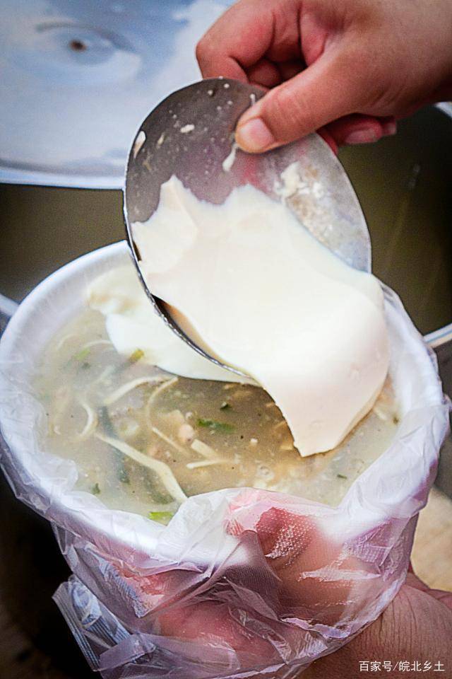 皖北女子卖"老鸡汤豆腐脑",2块钱碗卖火了,趁热喝味美又不贵_淮北