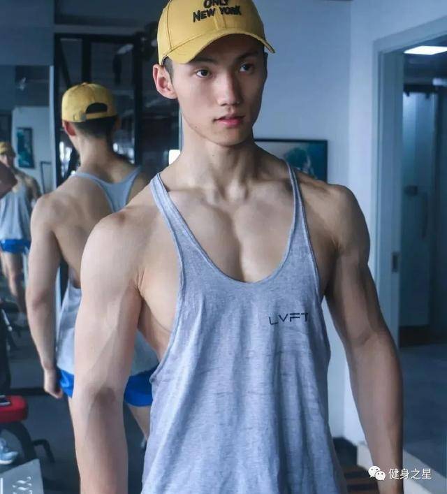 190斤肌肉男,身材媲美男模,网友:这身材我服了_健身_体型_运动