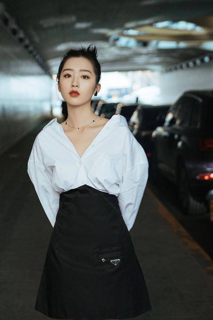 邓恩熙亮相voguefilm观映会着白衬衣少女感十足