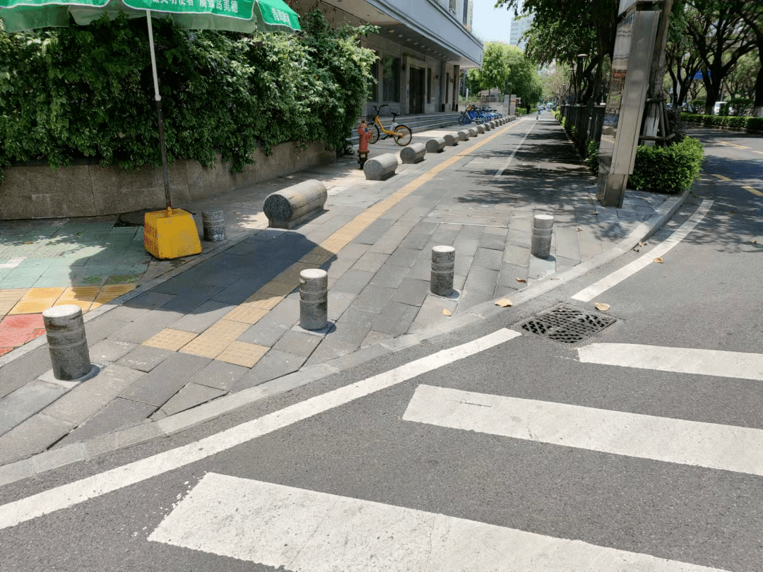 安全,顺畅引导非机动车规范停放规范设置人行道隔离石墩保证盲道直顺
