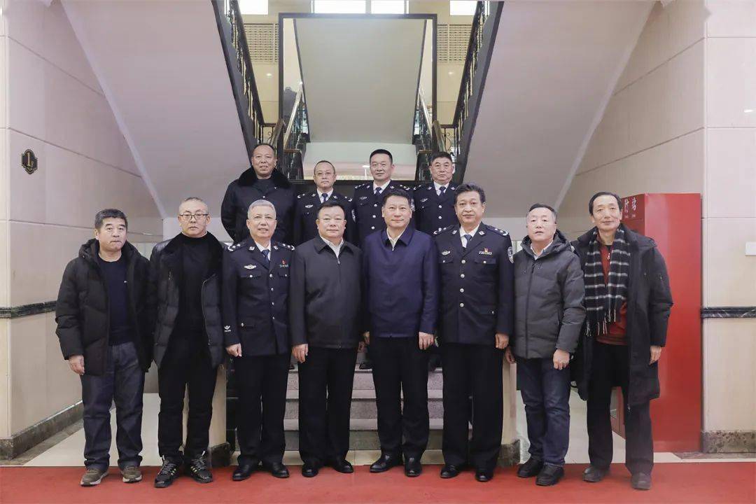 政治部主任侯雪锋,局党委委员,副局长许忠及相关处室长参加座谈会