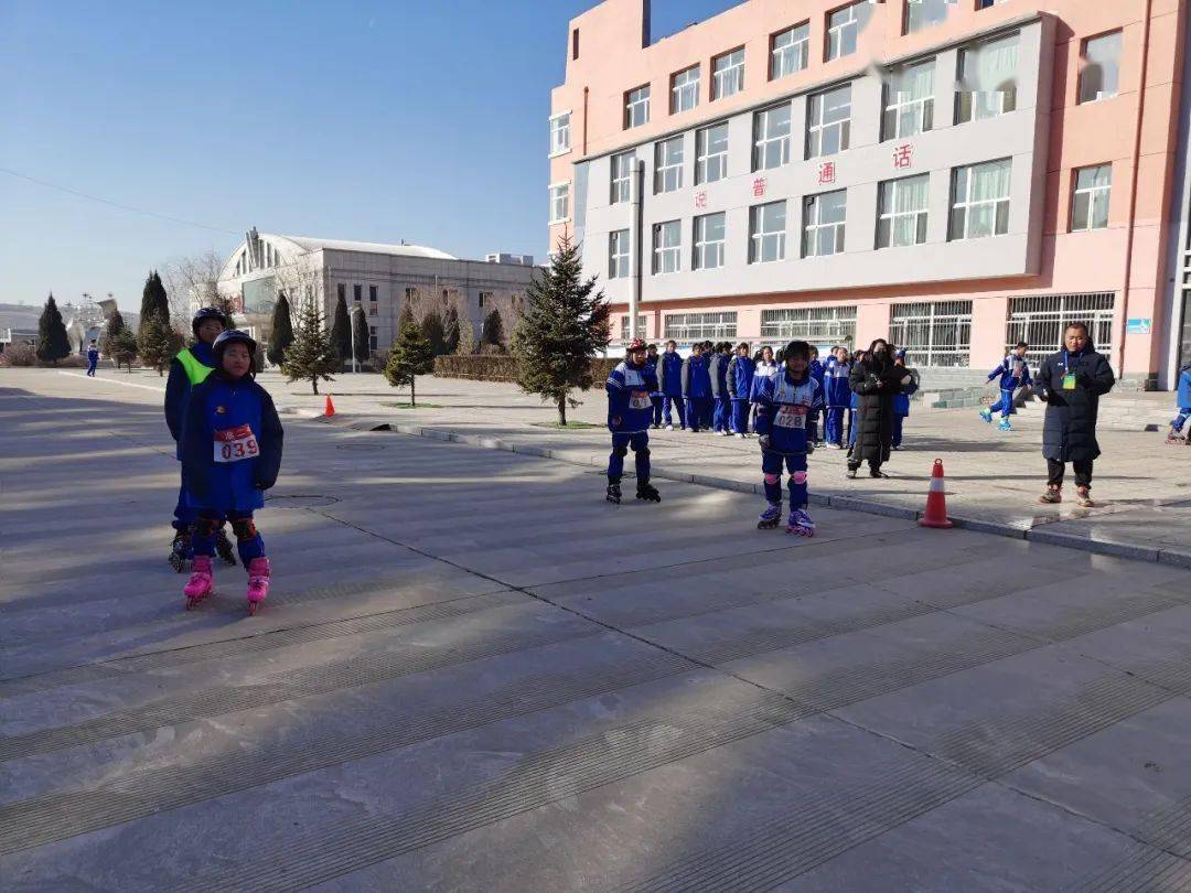 动态准格尔旗第二中学举办激情冰雪喜迎冬奥首届校园冰雪运动会