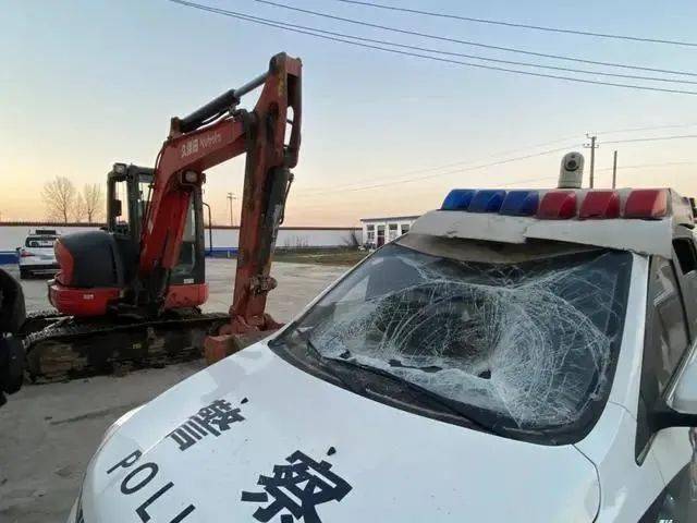 男子操作挖掘机砸倒拍死派出bob电竞下注所副所长一审被判死刑(图1)