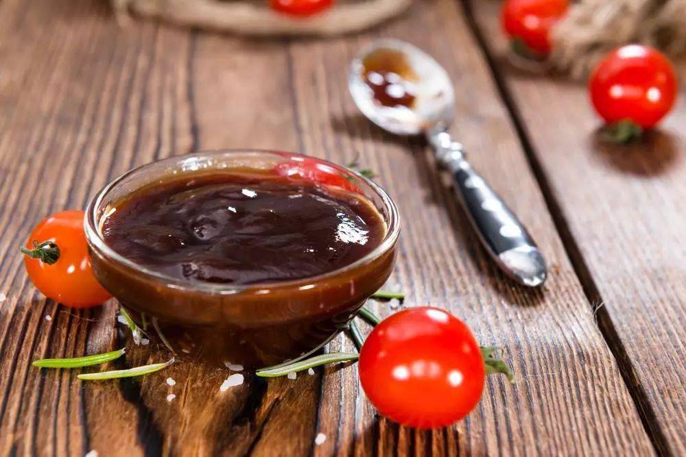 白黄油酱法式白黄油酱是一款适合搭配所有水煮或烤制的海鲜和鱼的酱汁