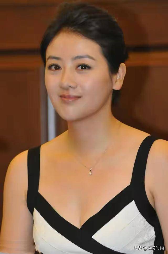 40岁小李琳够性感穿吊带礼服撑出凹凸感饱满身材真诱人