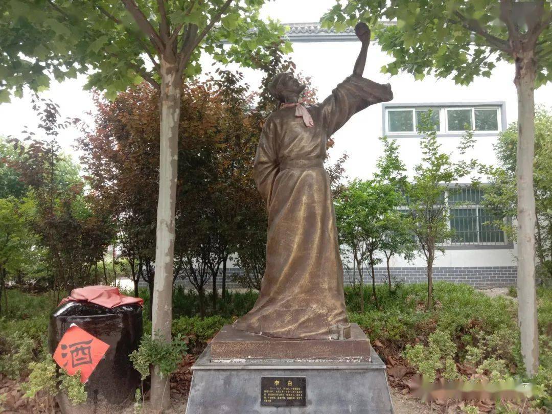 园区主要包括半月台,李白月桥相送,红色小屋,酒爵,醉仙亭等十多处景点