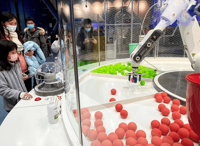 观众|古筝机器人现场演奏，32件展品亮相中国科技馆“智能”展厅