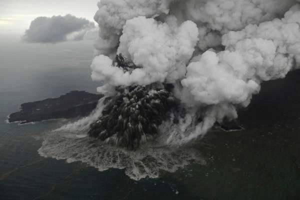 7000人伤亡印尼火山喷发引致命海啸火山山体三分之二消失