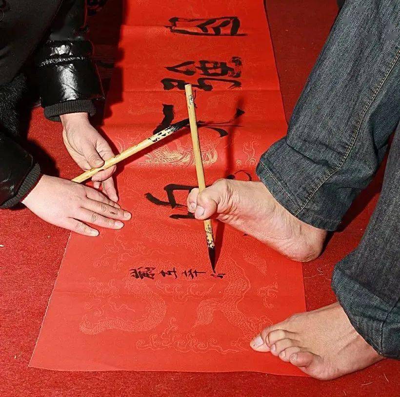 用脚写字,80后残疾书家入中国书协!_声响_书法_雷声