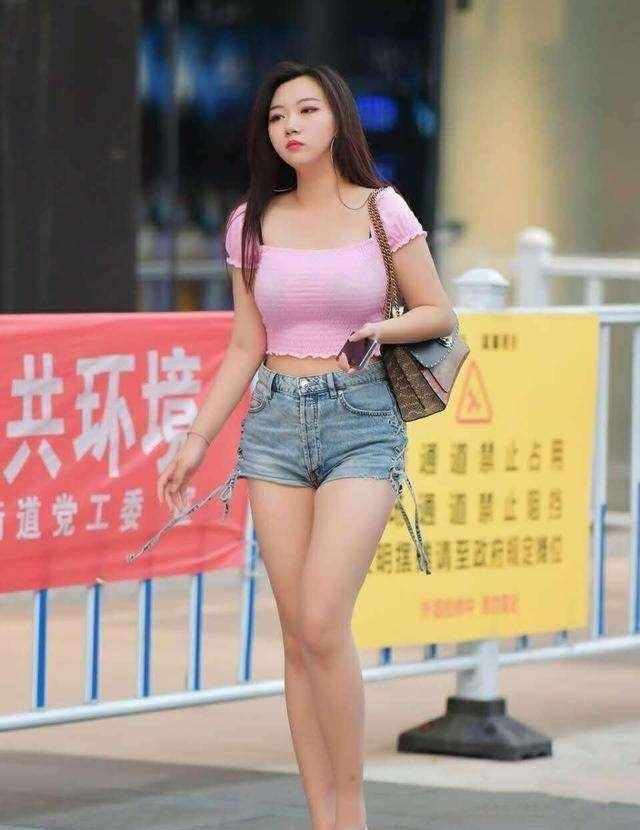怎么样穿搭配饰好看又得体 851099056a0f4bb5b7c7500c92ef7fe8.jpeg