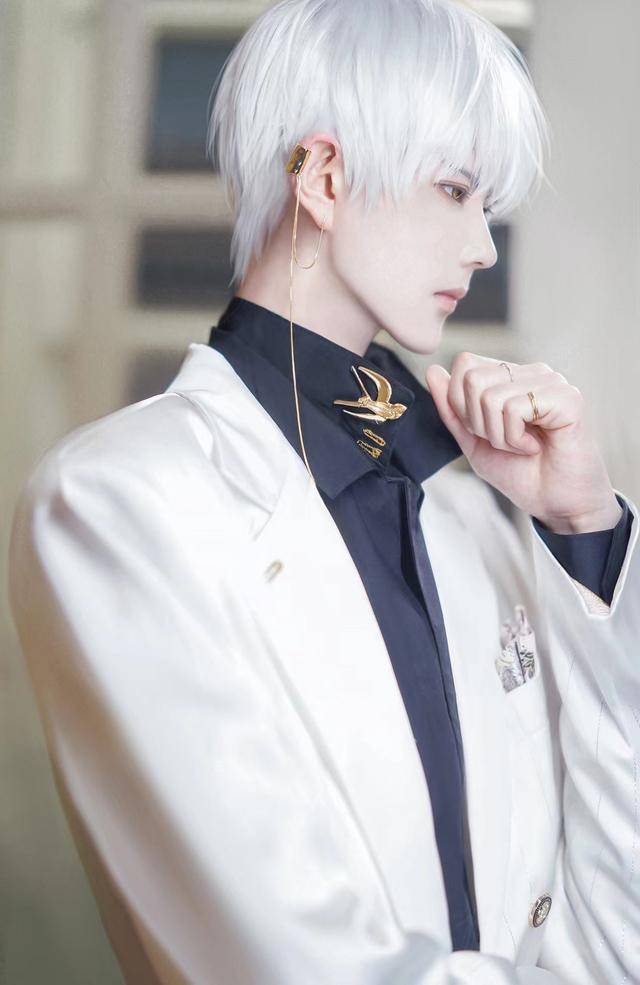 作为cosplay大佬,kumaqi熊祁拥有清秀的五官,是帅过小鲜肉的萌妹子