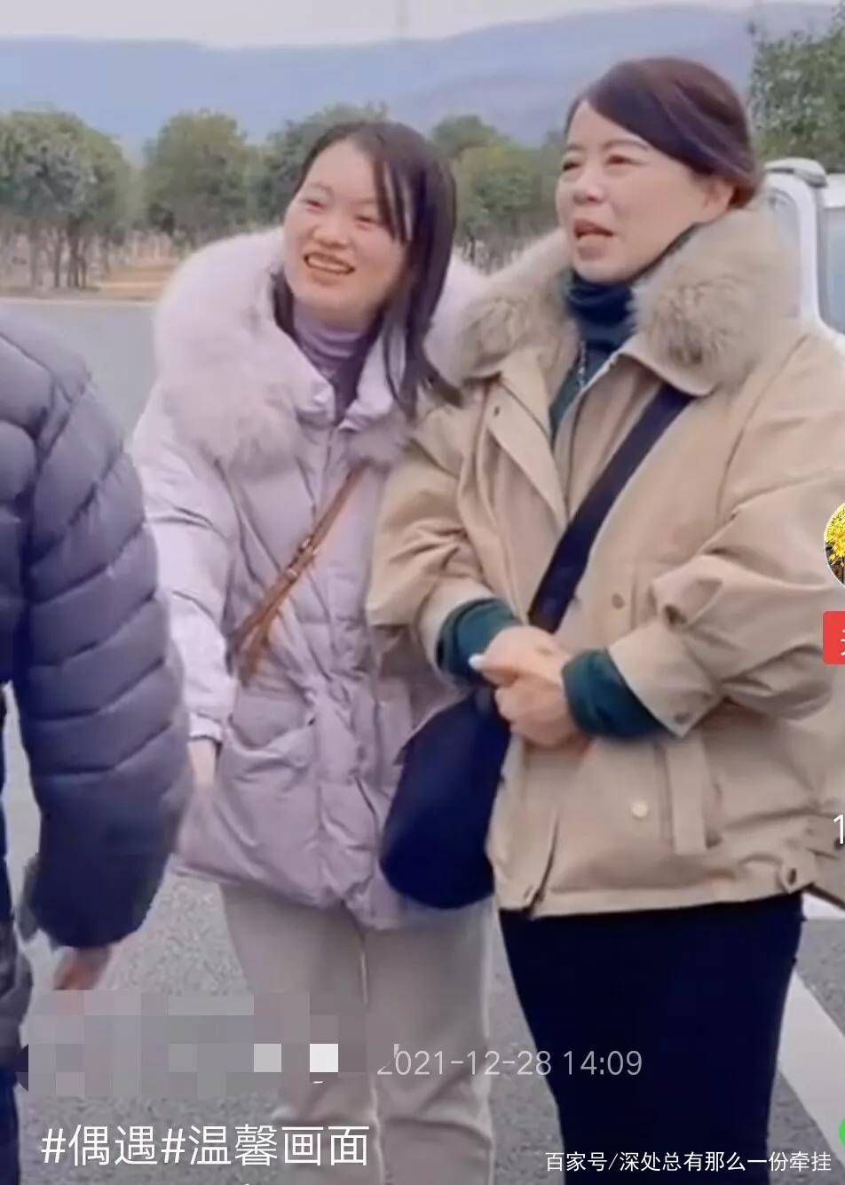 有人偶遇许妈淡白色棉服配黑裤看站姿有人说许妈的善良有底气