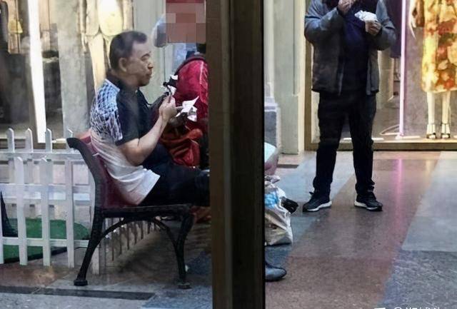 60岁张宏民独自吃雪糕被嘲无儿无女无贡献网友浪费好基因