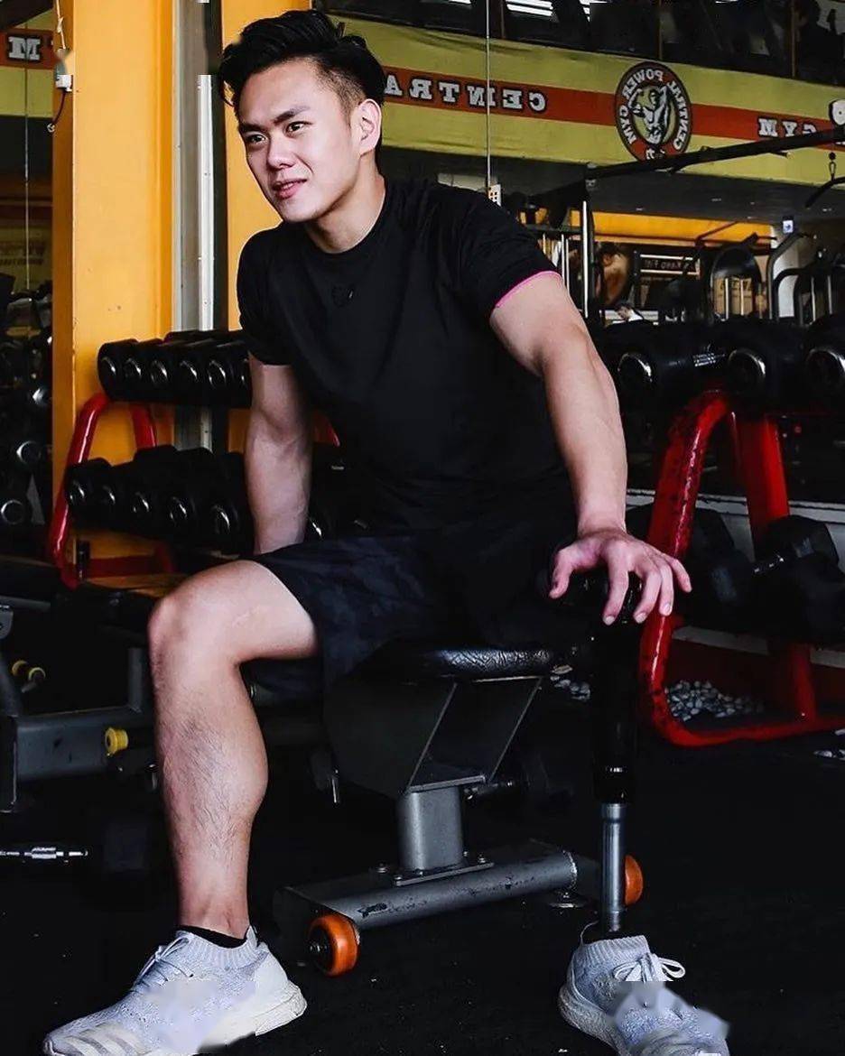 10岁车祸截肢,26岁练成肌肉男_健身_张登_臀部