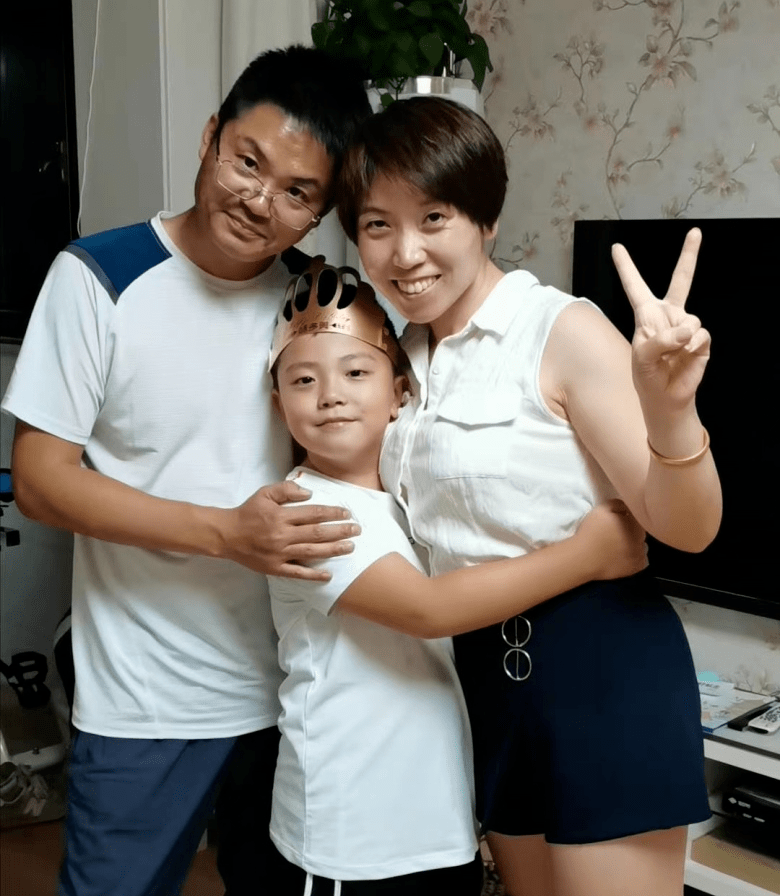 始终怀着爱国报国之心互爱互助彰显家门和顺张宏权家庭是一个军人之家