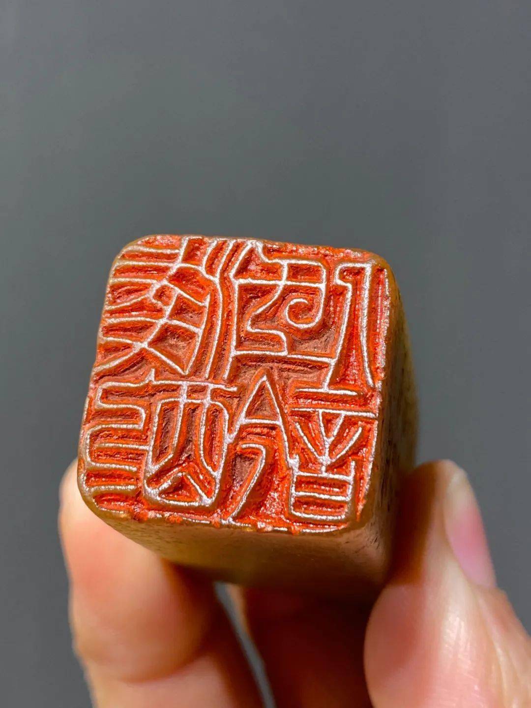 集材质精良与优雅伸韵于一身的巴林黄冻石篆刻印章,边款署名的"汪士慎