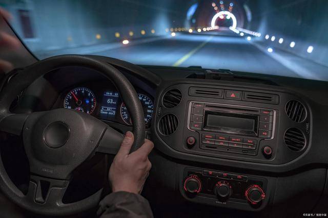 保安夜查地下车库发现车震索要钱财男子付款后报警