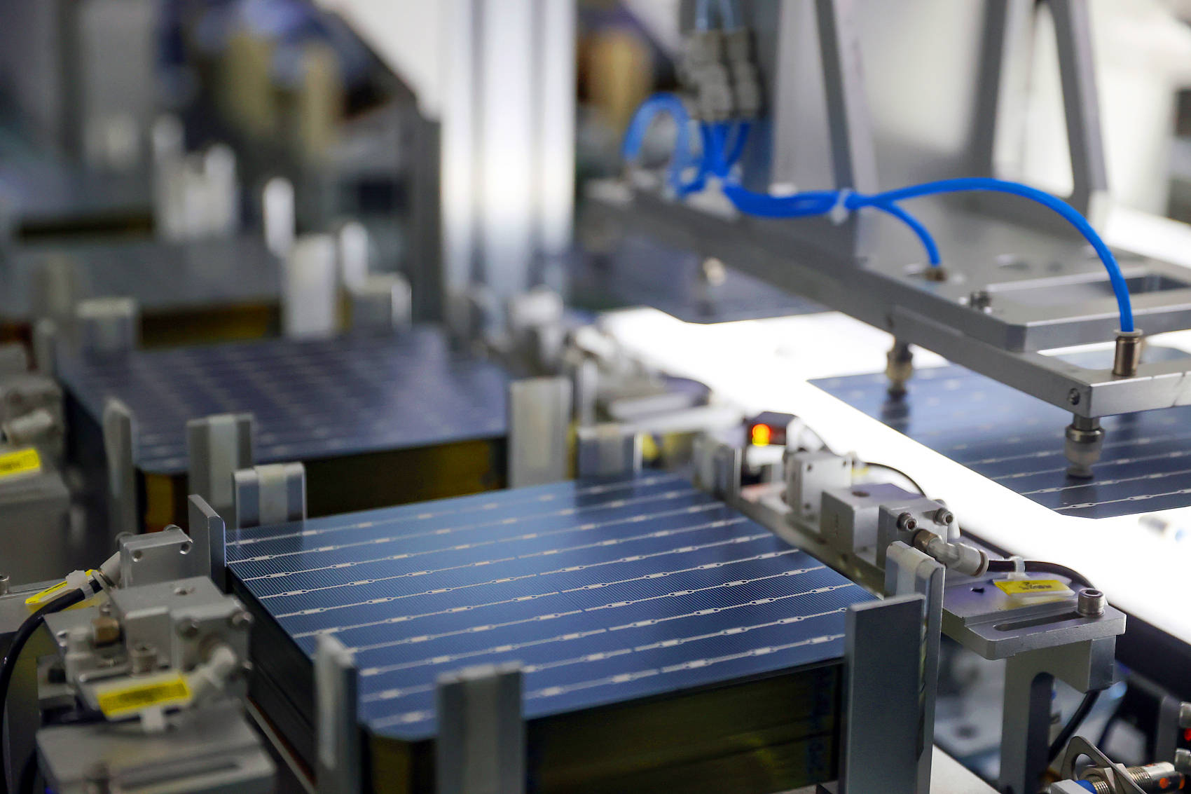 (2021年12月13日,山东东营,工人开足马力生产光伏产品,供应出口订单.