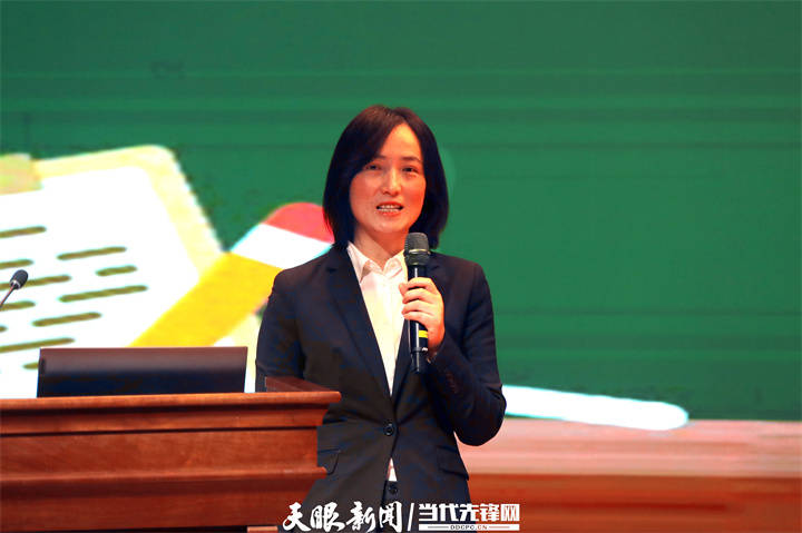 贵阳六中桂兰老师作思政课教学展示揭牌仪式结束后,教育部大中小学