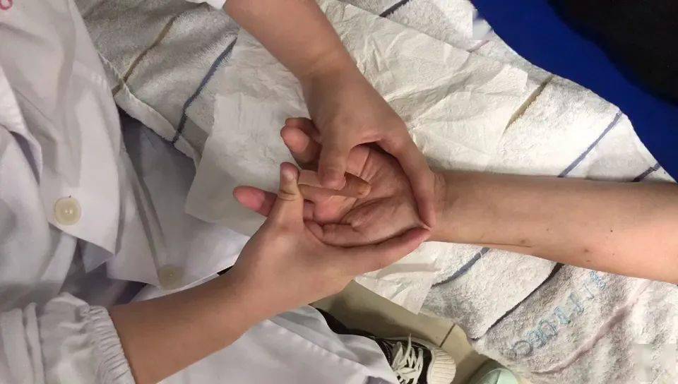 康复医学科手外伤别沮丧康复训练来啦