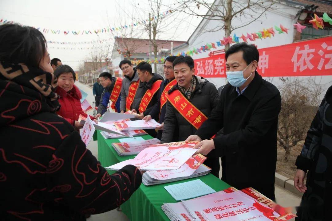 艾文志一行首先来到惠营房村中心广场参加法制宣传活