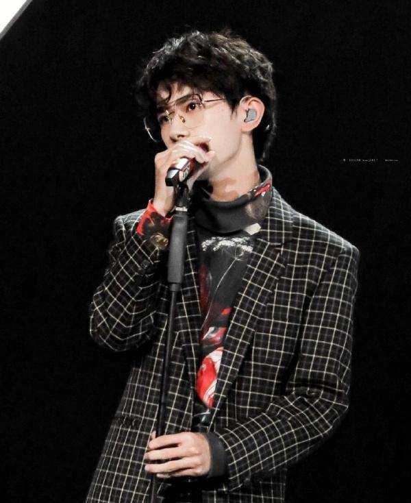 易烊千玺玊尔演唱会图片 a8420a8048724e53b8afec95a719bad1.jpeg