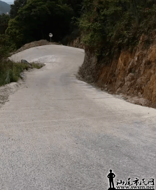 网友报料:凌晨五点,海丰莲花山上飞瓦寺路段,一辆小车在转弯时一边