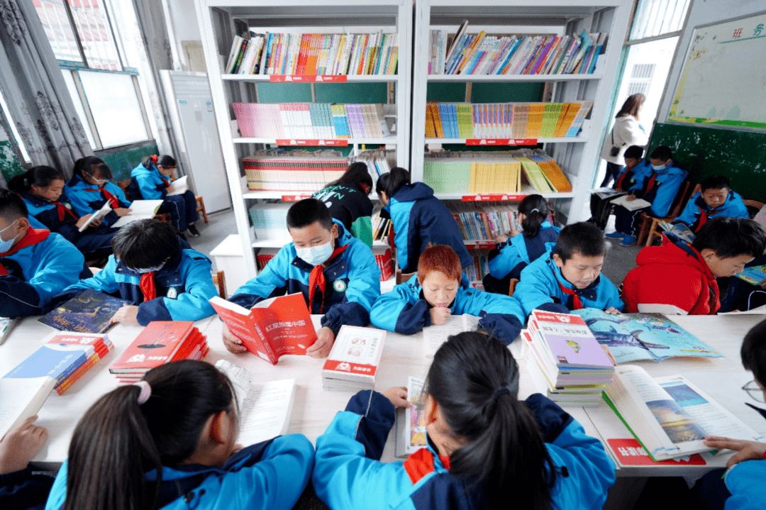 在偏远的中国村镇，我们撞见了一群热爱读书的孩子