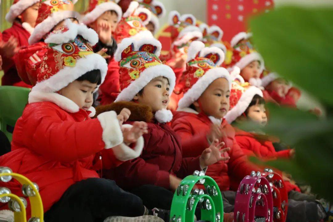 虎年虎虎生威海寧市機關幼兒園8頭鏡第一階段為班內分享會,學生以簡單