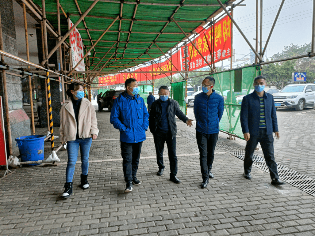 鸡冠石镇党委书记李骏方,镇长白玉主持召开疫情防控工作会议