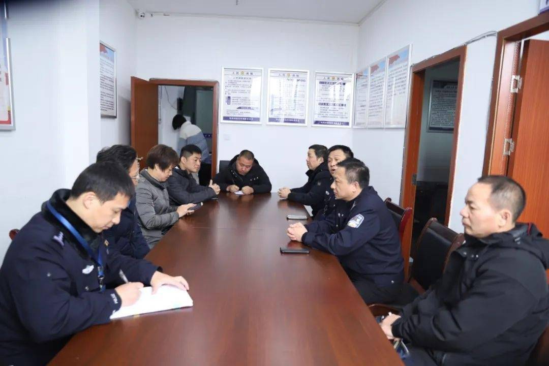 黄辉庆同志察看了高科园园区警务室,实地了解了工业