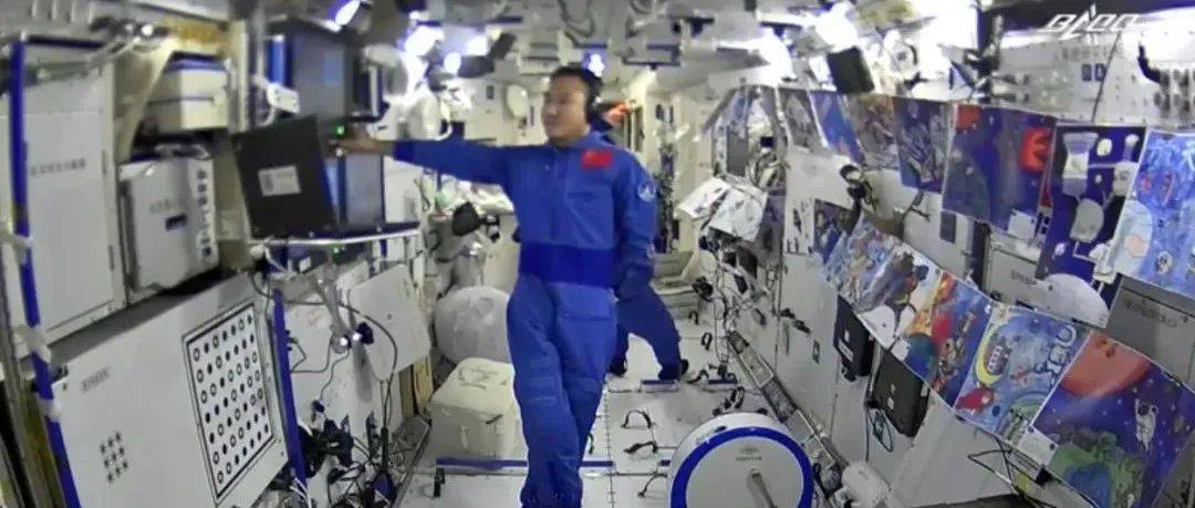 翟志刚的动作,亮了……一起来看看太空里的跨年_阳光_公众_站里