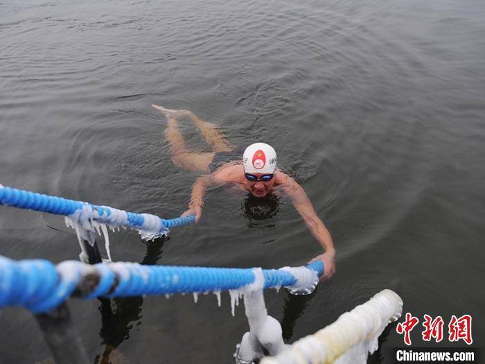 上岸|吉林长春：冬泳爱好者畅游“冰湖”迎新年