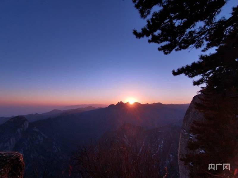 迎接美好|央广网带您感受2022年西岳华山的第一缕阳光