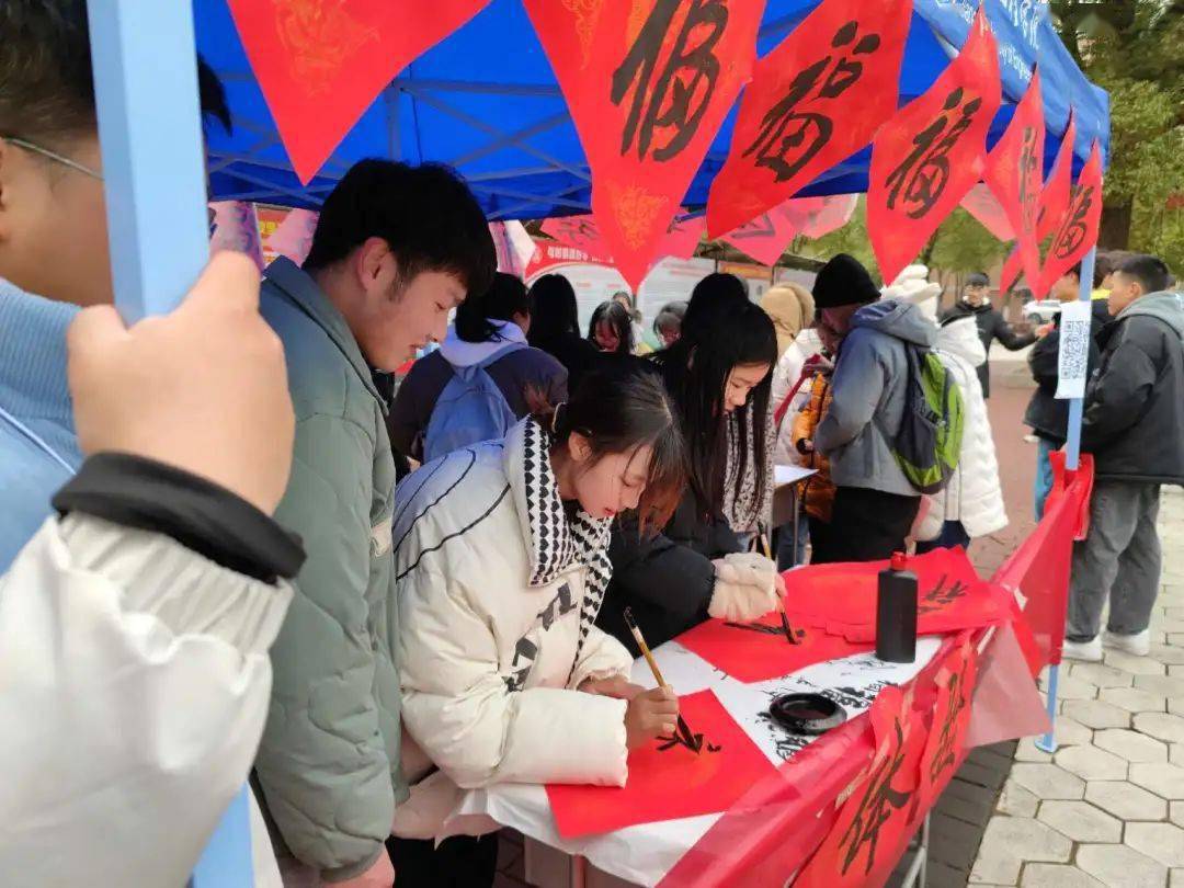 迎新活动挥毫泼墨送春联龙飞凤舞迎新春