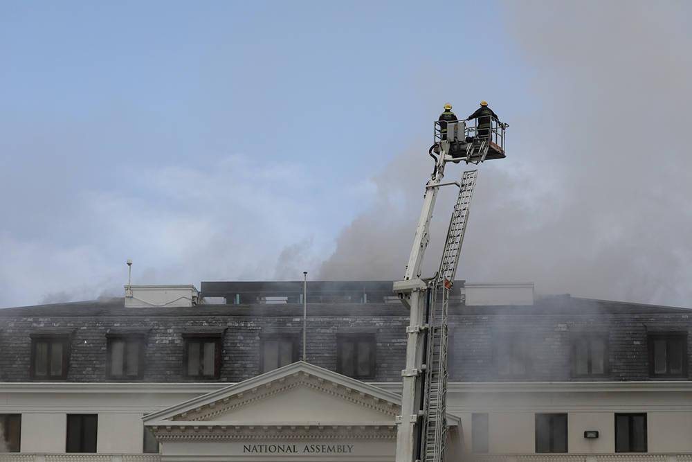 早安·世界｜南非议会大厦发生火灾，现场黑烟滚滚